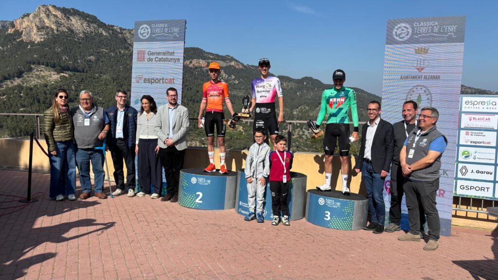 Podi de la III Clàssica Terres de l'Ebre amb les autoritats.