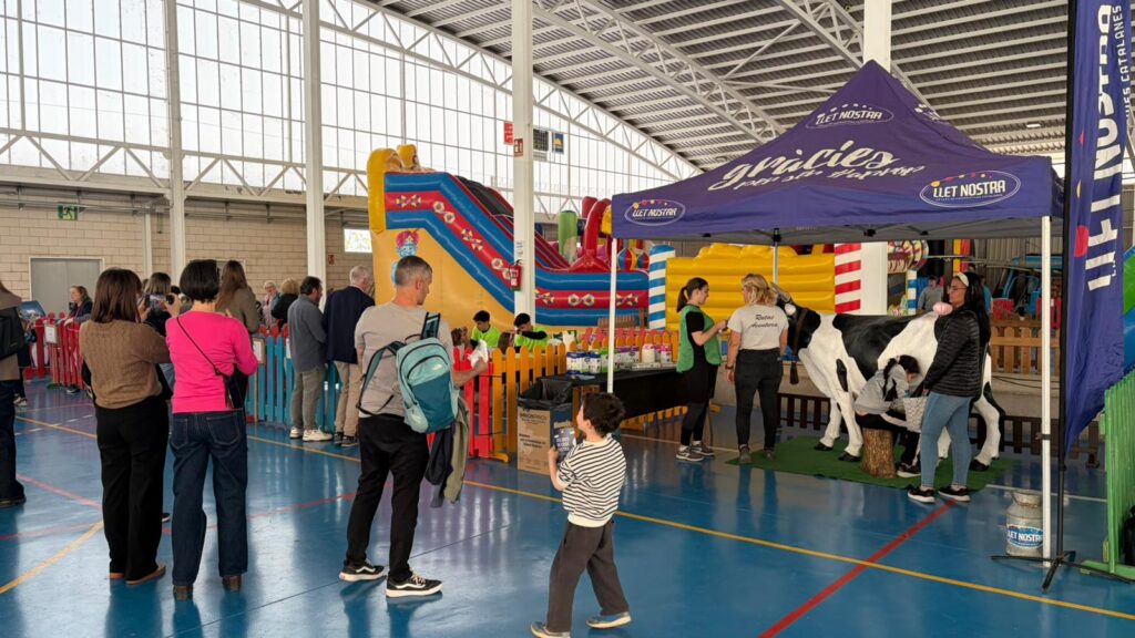 Xiquets i famílies gaudint de les activitats i inflables al Saló de Pasqua d'Amposta, al Montsià.