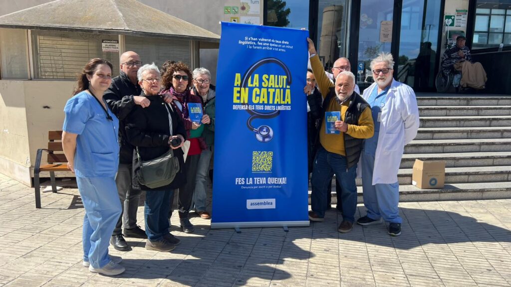 L’ANC impulsa una campanya per denunciar vulneracions lingüístiques als centres sanitaris Voluntaris de l'ANC presentant la campanya A la salut en català davant l'Hospital de Tortosa Verge de la Cinta a les Terres de l'Ebre.