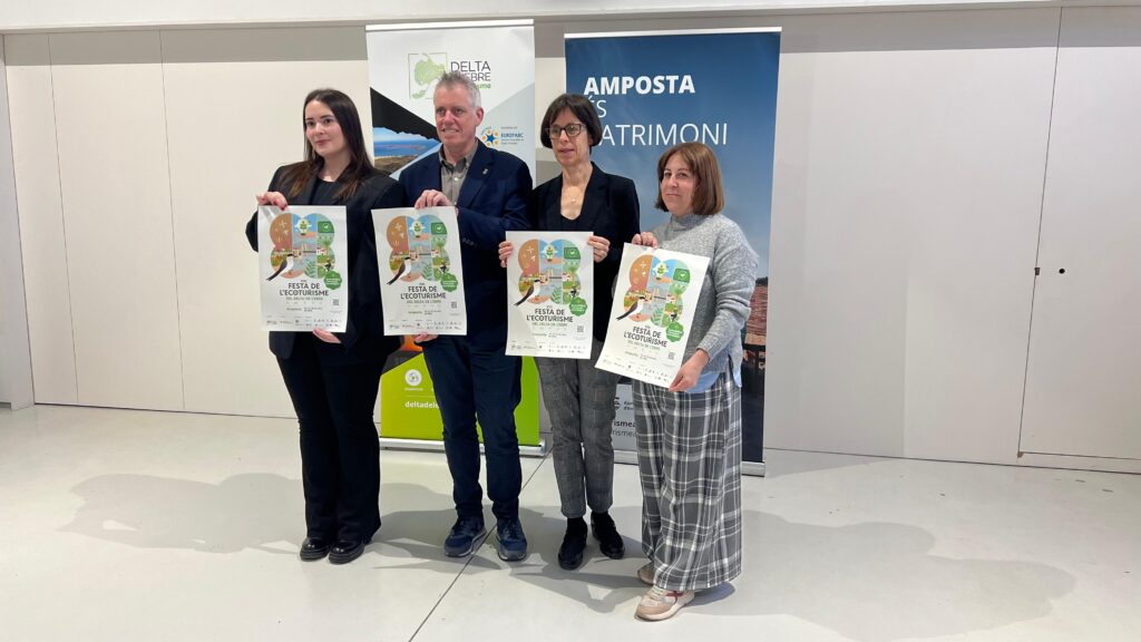 Presentació del cartell de la VIII Festa de l’Ecoturisme del Delta de l’Ebre a Amposta amb Adam Tomàs i representants de l'entitat.