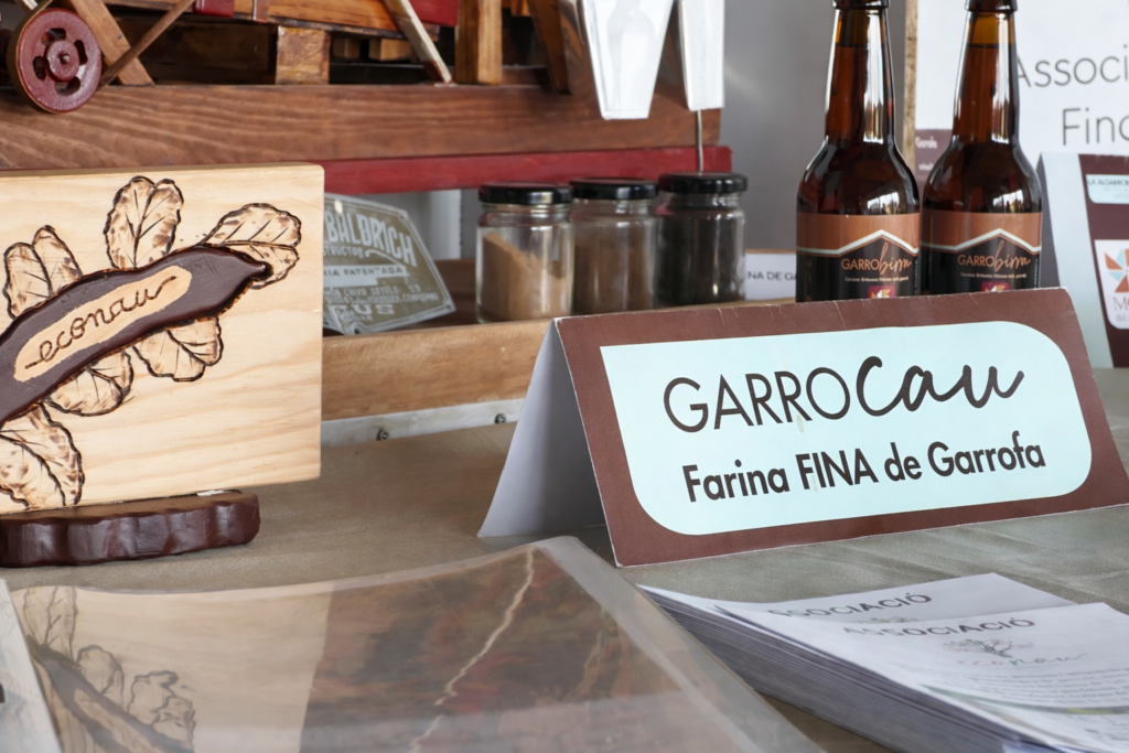 Exposició de productes derivats de la garrofa de l'associació Econau a l'Ametlla de Mar.