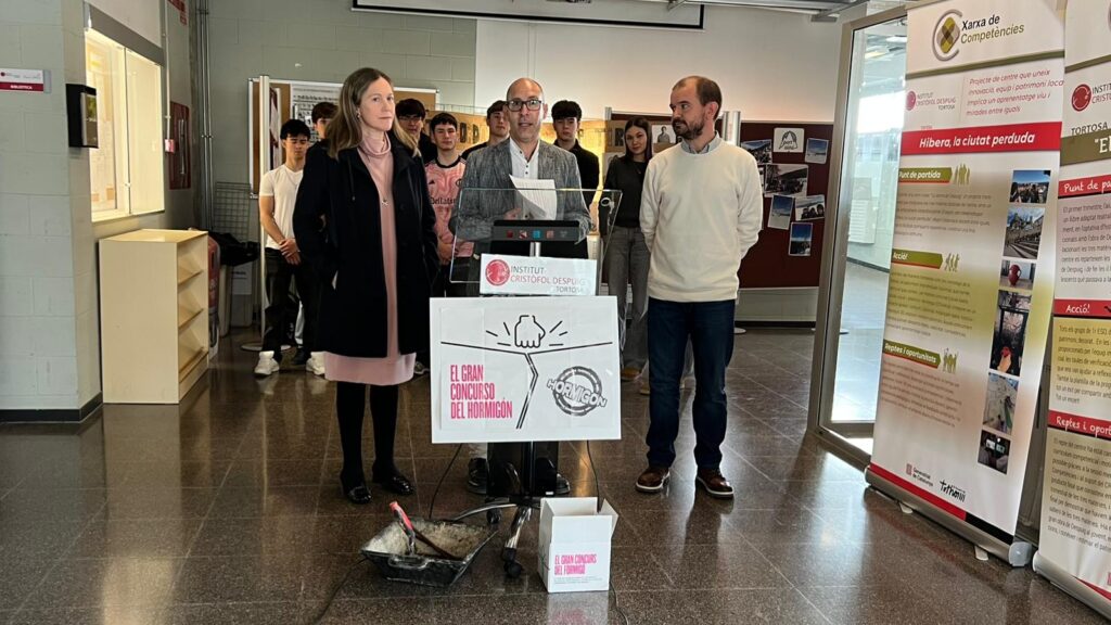 El Gran Concurs del Formigó desperta vocacions d’arquitectura tècnica a les Terres de l’Ebre Alumnat i professors de l'Institut Cristòfol Despuig de Tortosa durant la presentació del Gran Concurs del Formigó al Baix Ebre.