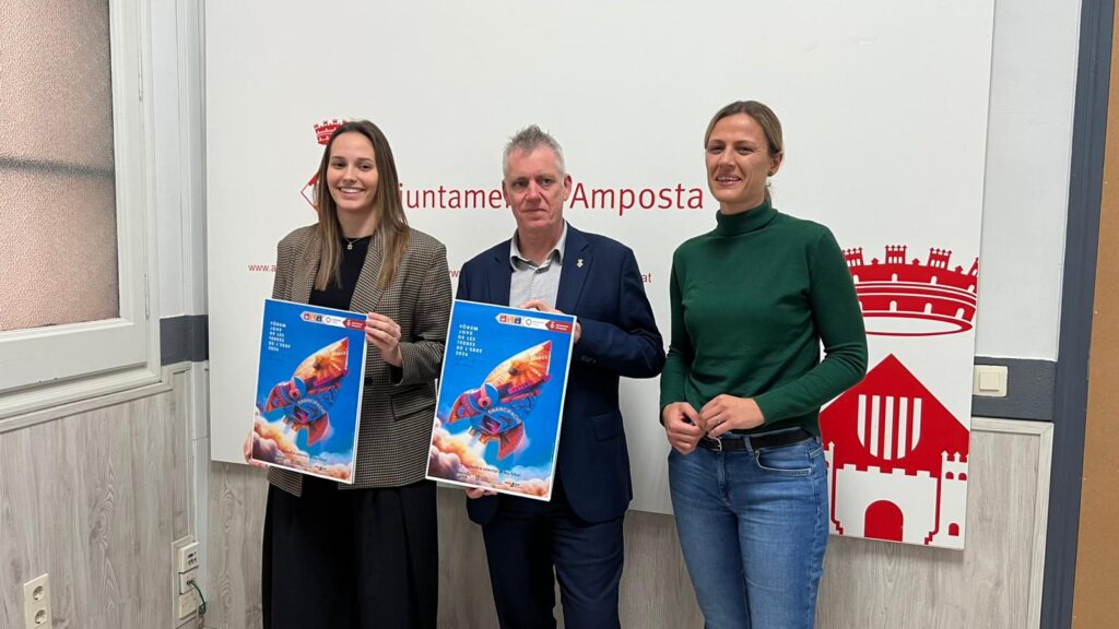 Presentació de la 14a edició del Fòrum Jove d'Amposta amb l'alcalde Adam Tomàs i la regidora Ariadna Tomàs.