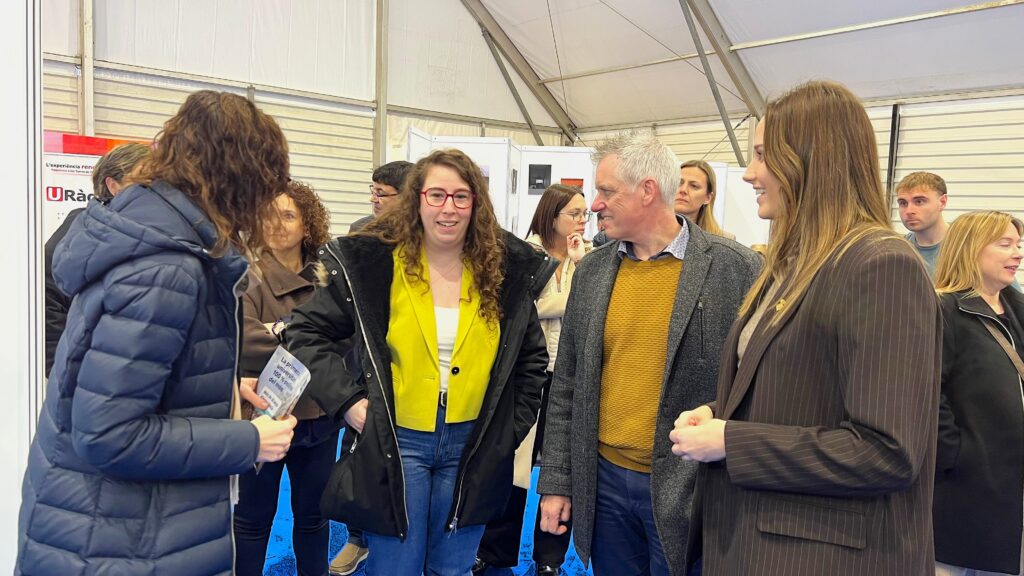Representants institucionals visiten els estands del Fòrum Jove d'Amposta a les Terres de l'Ebre.
