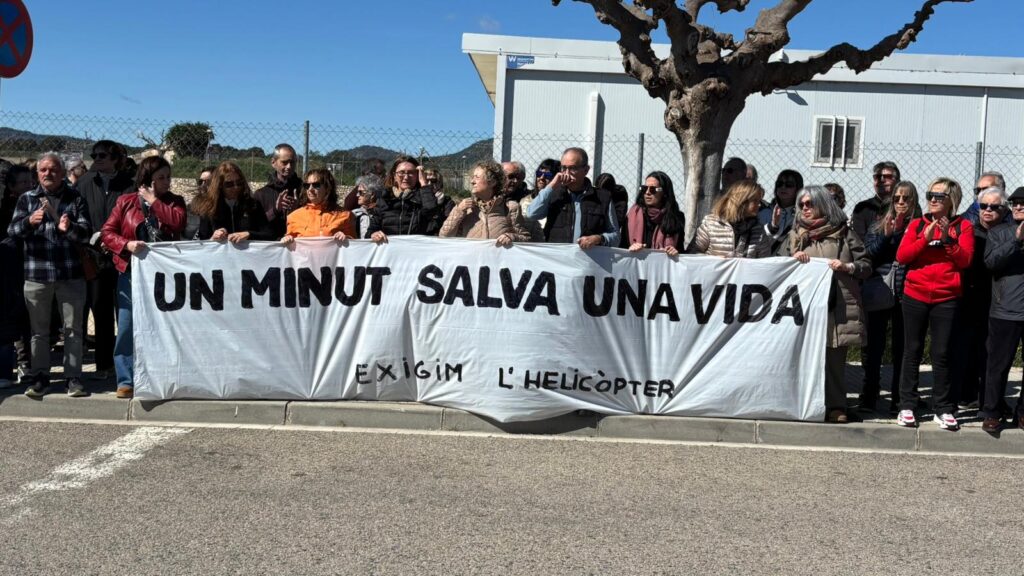 Manifestació ciutadana a Móra d'Ebre per a reclamar el retorn de l'helicòpter medicalitzat del SEM a la Ribera d'Ebre.