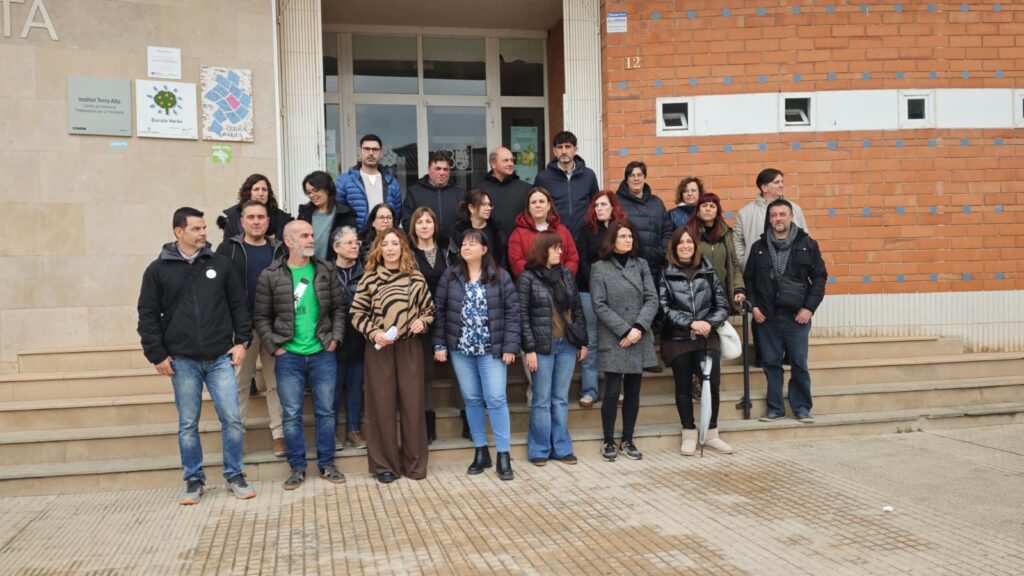 Concentració de docents i famílies a les portes de l'Institut Terra Alta a Gandesa, Terres de l'Ebre.