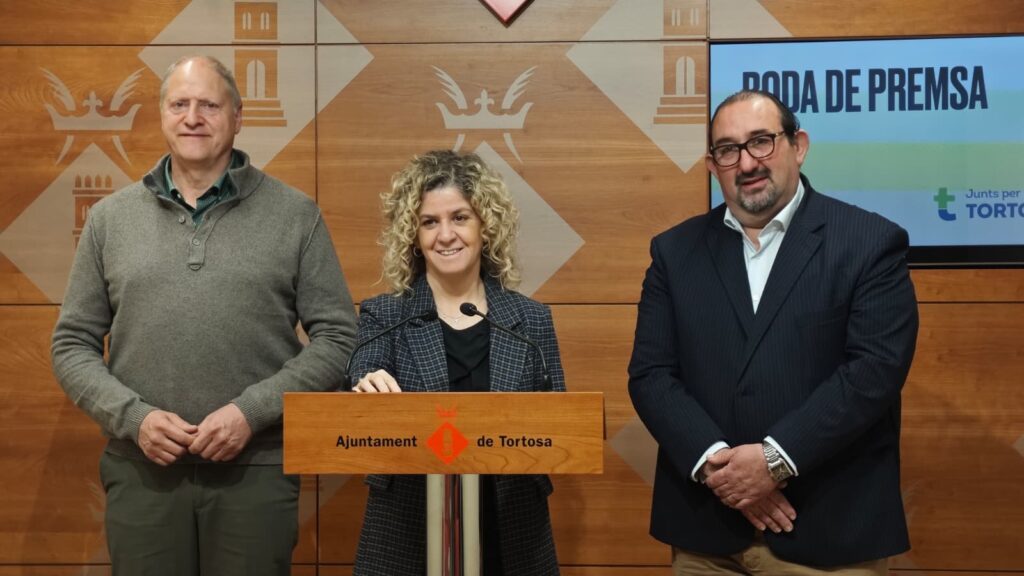 Meritxell Roigé en roda de premsa de Junts per Tortosa a l'Ajuntament.