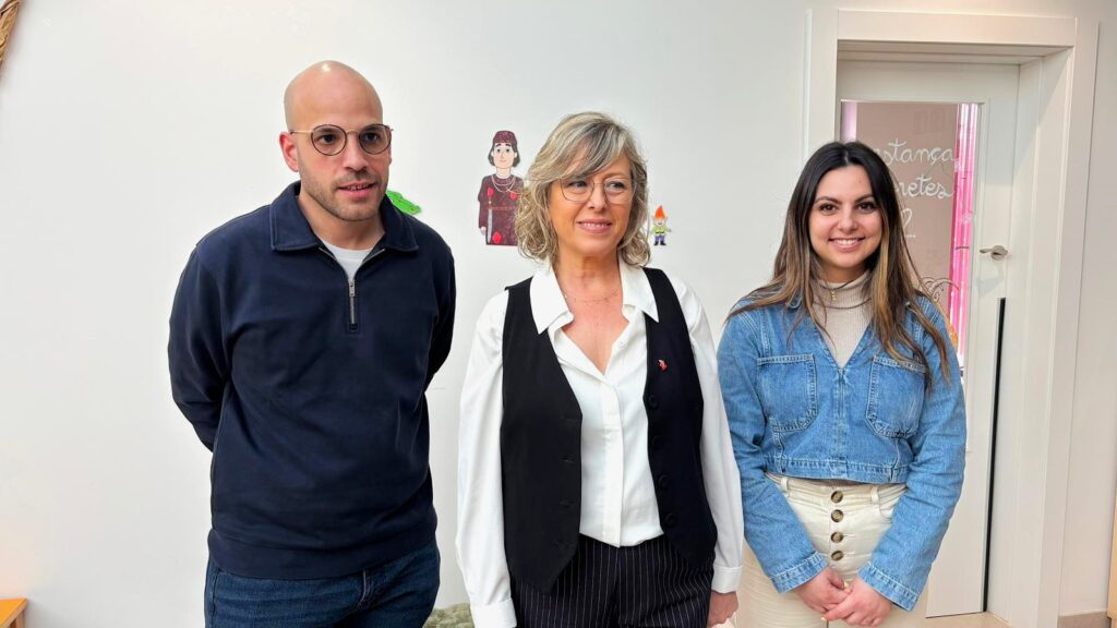 L'alcaldessa de Tortosa Mar Lleixà i el regidor Víctor Grau en la presentació de les jornades de portes obertes a les llars d'infants municipals.