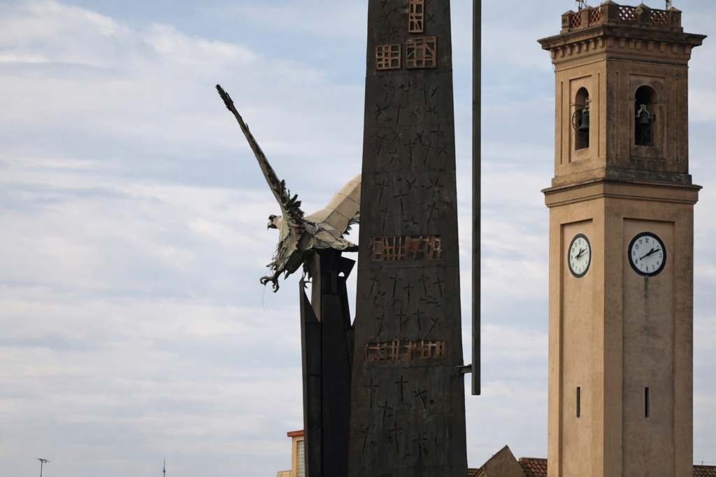 El Departament de Justícia i l’Ajuntament de Tortosa se reuniran al maig per abordar la situació del monument franquista Detall de l'àguila i l'estructura metàl·lica del monument franquista de Tortosa al riu Ebre