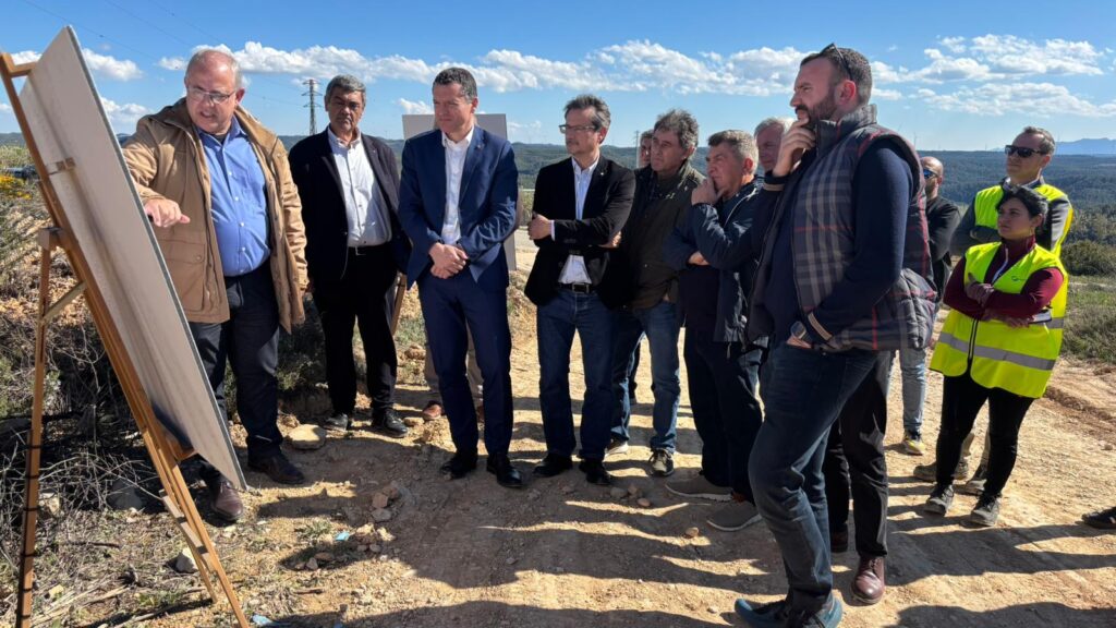 Conseller Òscar Ordeig i Aleix Sunyer davant un panell tècnic a la Pobla de Massaluca, Terra Alta.
