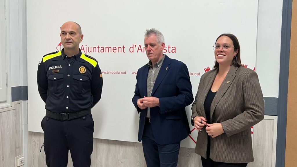 Presentació del balanç de la Policia Local d'Amposta amb Adam Tomàs, Iris Castell i Josep Massana al Montsià.