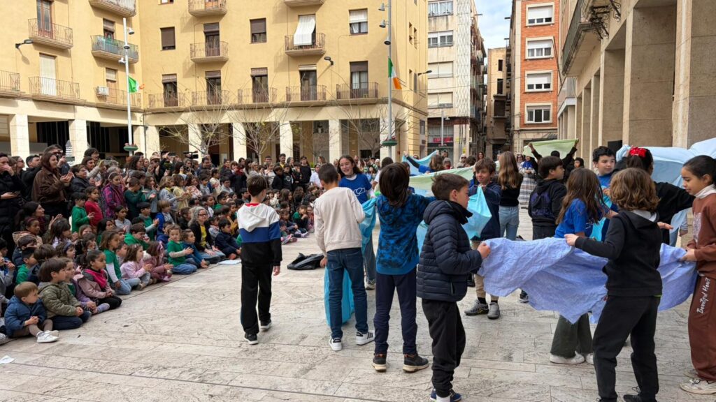 Els alumnes de l’escola Sant Llàtzer prenen els carrers de Tortosa per reivindicar millores socials amb art Infants de l'Escola Sant Llàtzer realitzant una performance amb teles blaves a la plaça de l'Ajuntament de Tortosa, Baix Ebre.