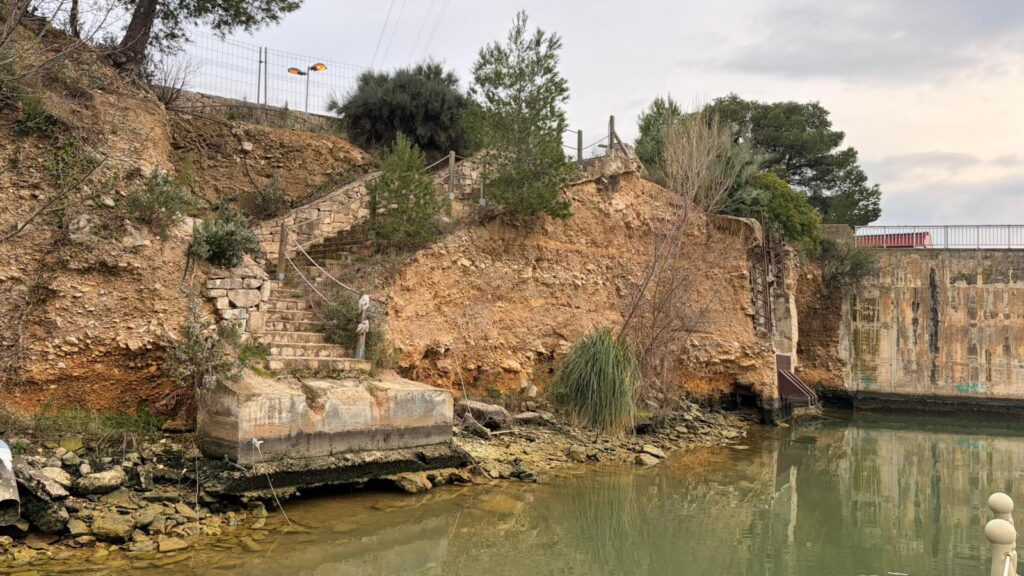 Talús erosionat amb risc de despreniment a l'embassament de Riba-roja al seu pas per la Pobla de Massaluca, Terra Alta.