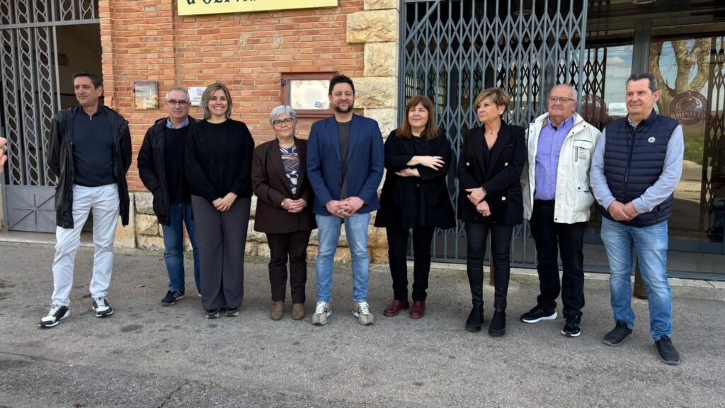 Representants municipals d'Ulldecona i el vicepresident de la Diputació de Tarragona davant l'antiga cooperativa agrícola.