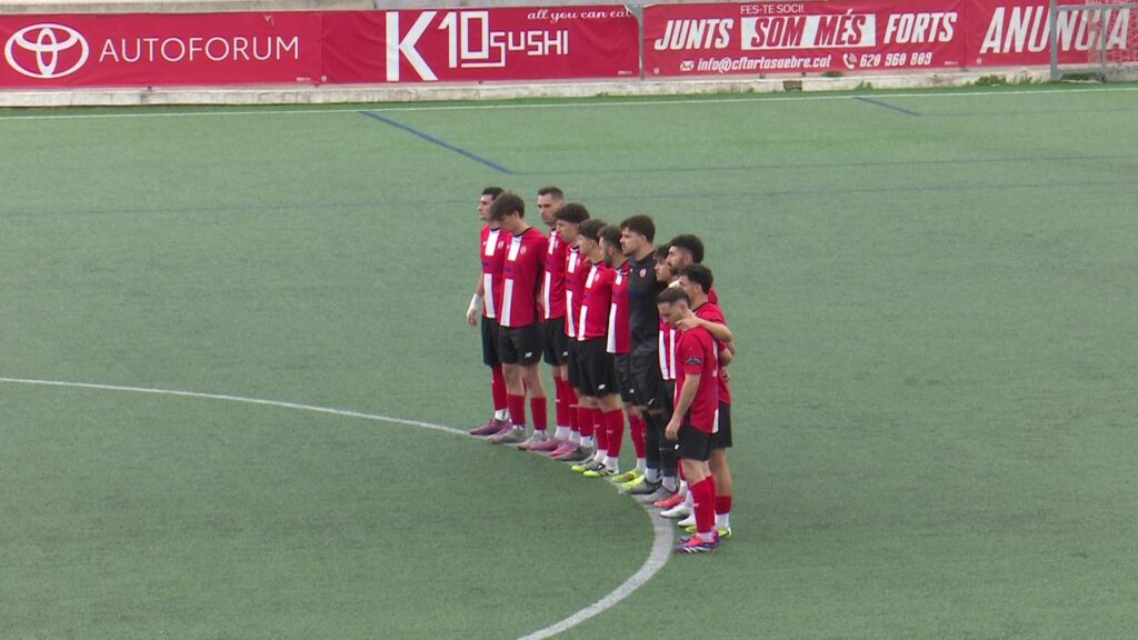 Instants previs a l'inici del partit entre el CF Tortosa-Ebre i el Martorell.