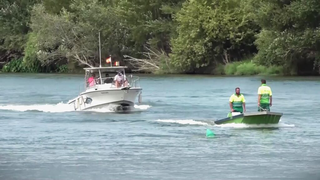 Embarcacions navegant pel riu Ebre al seu pas per les Terres de l'Ebre durant la temporada fluvial.