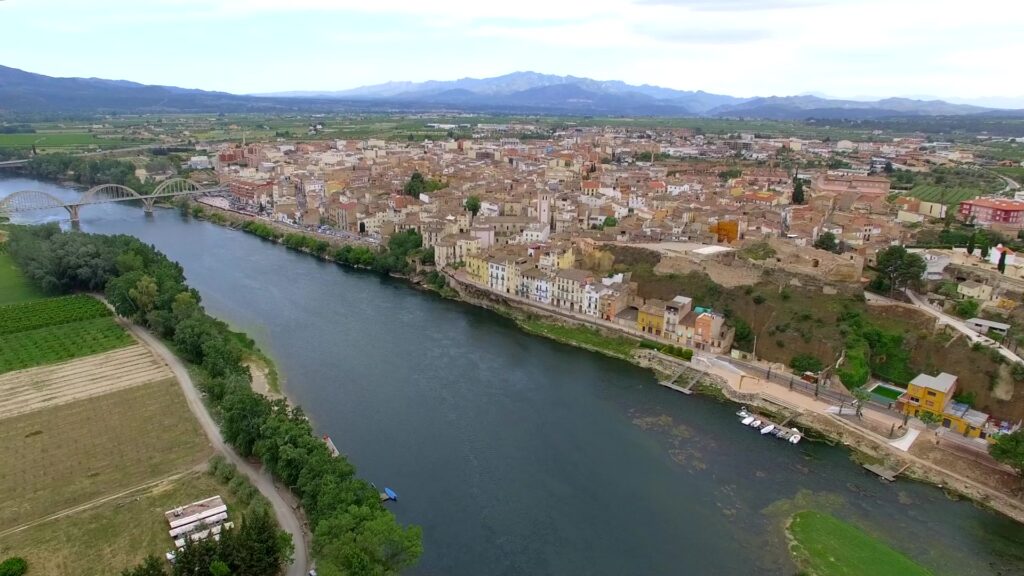 Vista aèria del municipi de Móra d’Ebre amb el riu Ebre i el seu castell fortificat a la Ribera d’Ebre.