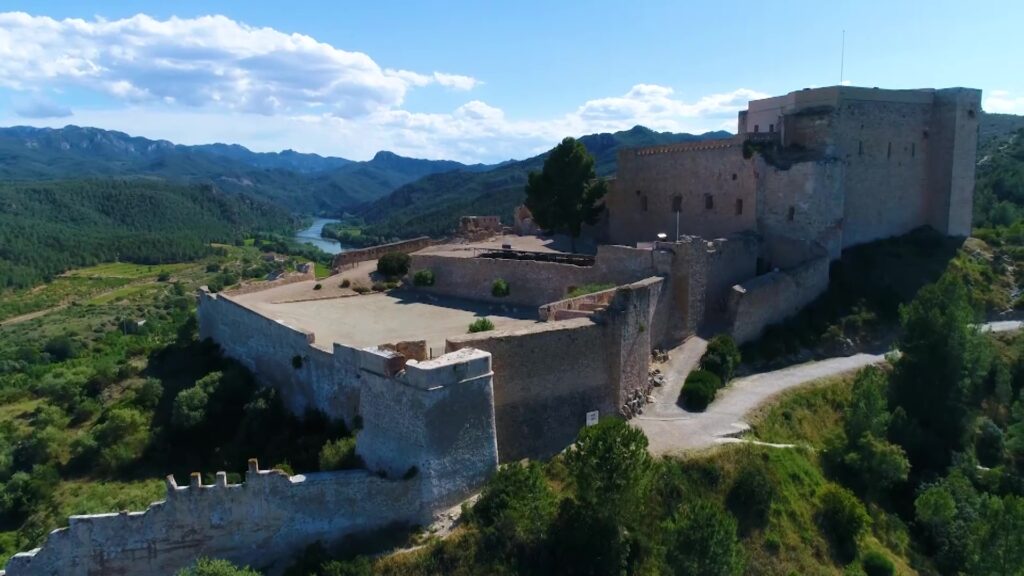 Vista panoràmica del Castell templers de Miravet sobre el riu Ebre durant la Setmana Santa.