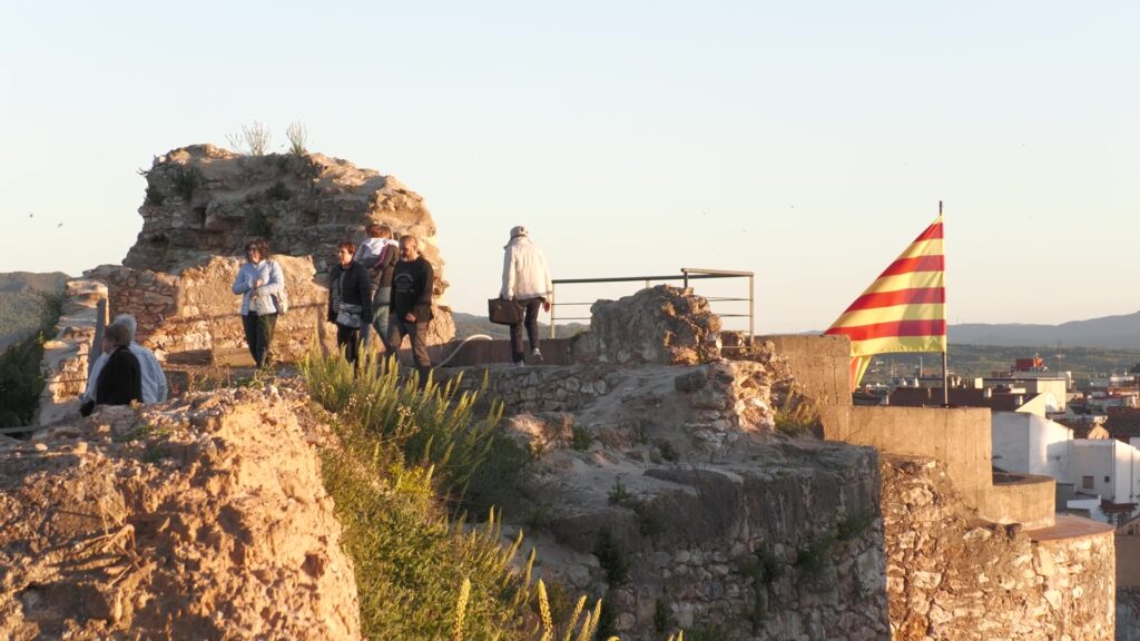 Visitants i veïns recorren les restes històriques del castell de Móra d'Ebre durant la visita guiada a la Ribera d'Ebre.