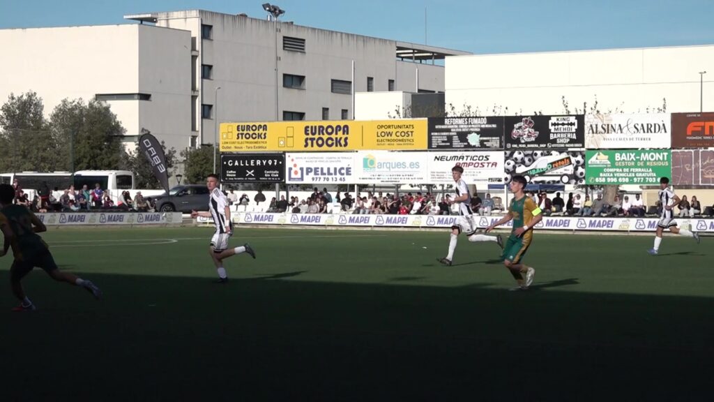 Jugadors de futbol base competint durant una de les finals de l'ITE a l'estadi municipal d'Amposta, al Montsià.