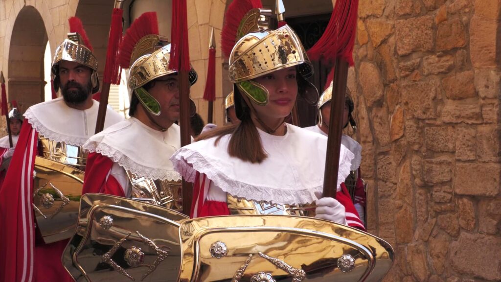 Desfilada dels Armats de Flix pels carrers del nucli antic durant la Setmana Santa a la Ribera d'Ebre.