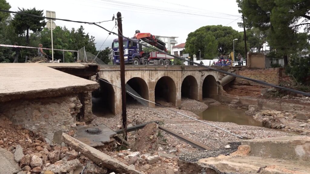 Pont afectat per la barrancada amb restes de runes i maquinària a la Ràpita, Montsià.