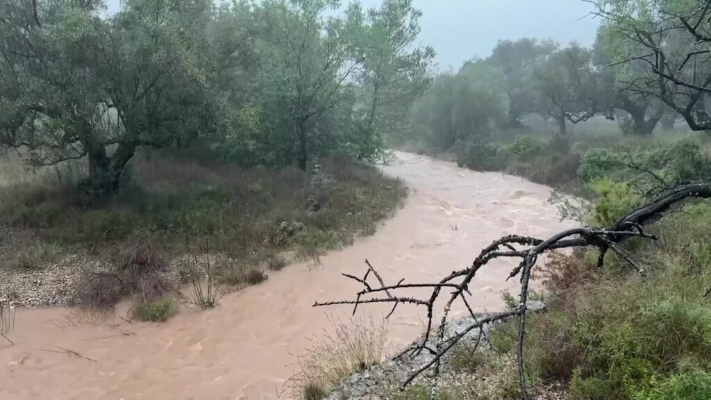 L’ACA impulsa dos estudis per reduir el risc d’inundacions a les Terres de l’Ebre Barranc desbordat amb aigua de color roig a causa dels sediments durant un episodi de pluges a les Terres de l'Ebre.