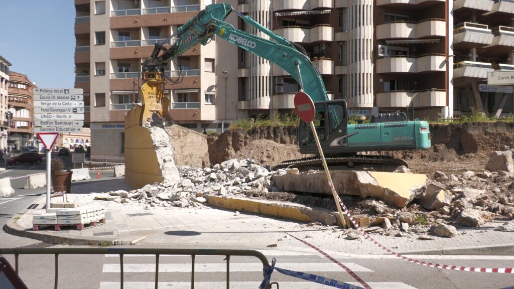 Màquina excavadora Kobelco treballant en l'enderroc del talús del tren a Tortosa, Baix Ebre.