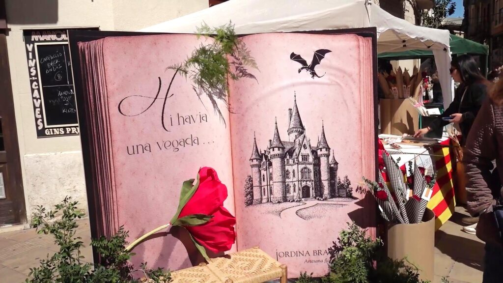 Llibre gegant decoratiu amb una rosa roja en una parada de Sant Jordi a Tortosa, Baix Ebre.