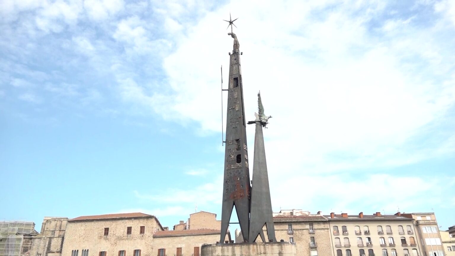 Monument a la Batalla de l'Ebre situat al mig del riu al seu pas per Tortosa, Baix Ebre.