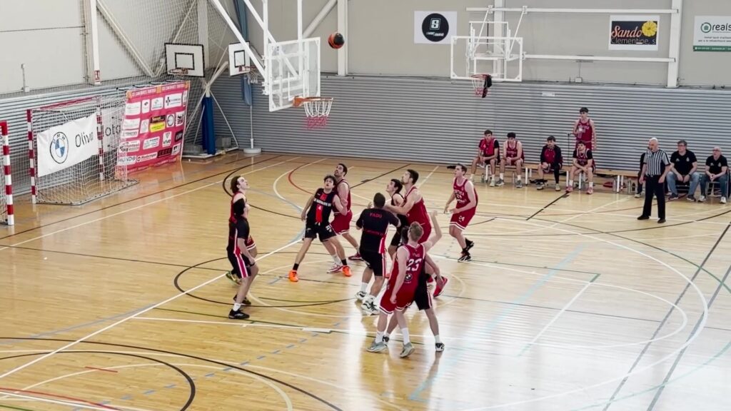 Jugadors del CB Cantaires Tortosa i el Bàsquet Ribes durant un partit de 1a Catalana a les Terres de l'Ebre.