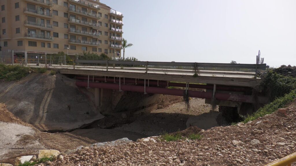 Mig any dels aiguats: la Ràpita accelera projectes per millorar la seguretat Estat precari del pont d’accés a la Ràpita afectat pels aiguats al Montsià, amb esquerdes a l'estructura i canonades a la vista.