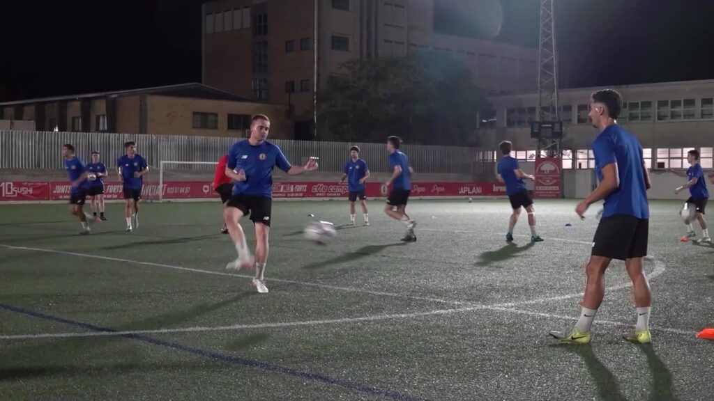 Jugadors del CF Tortosa-Ebre entrenant de nit al camp de futbol de Tortosa, Baix Ebre.