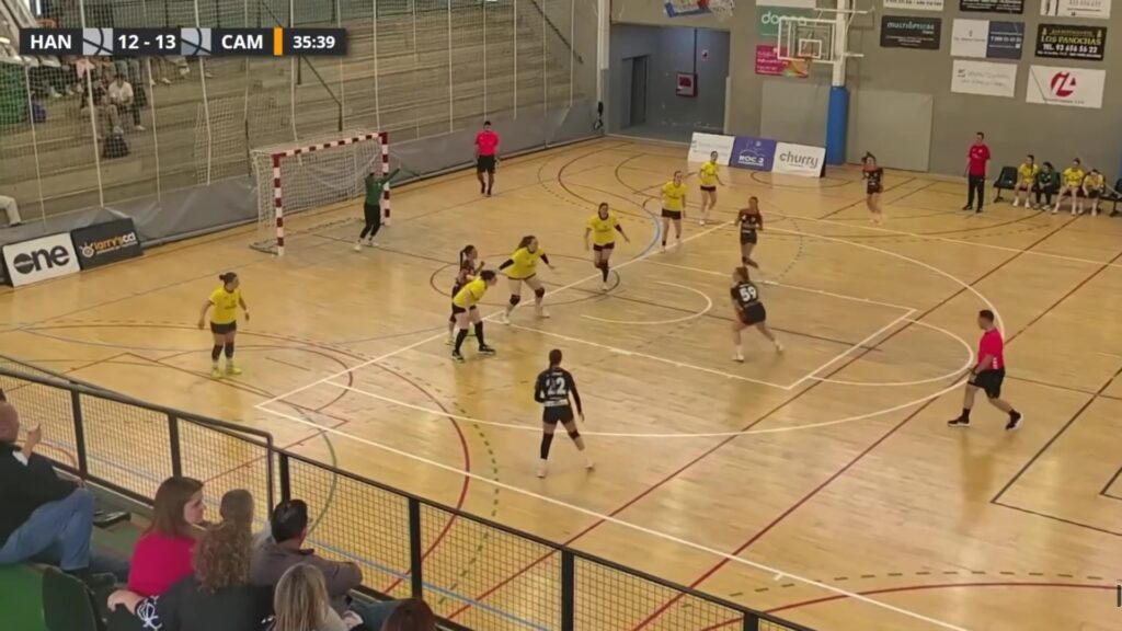 Victòria clau del CH Amposta que l’acosta a la permanència Jugadores del Club Handbol Amposta disputant un partit contra el Sant Vicenç en un pavelló poliesportiu a les Terres de l'Ebre.