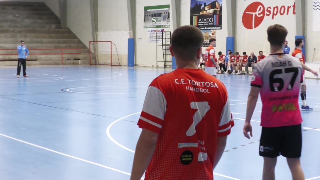 El CE Tortosa remunta davant el Terrassa i suma una nova victòria Jugadors d'handbol del CE Tortosa i el Terrassa durant un partit de Segona Catalana al Pavelló de Ferreries de Tortosa, Baix Ebre.