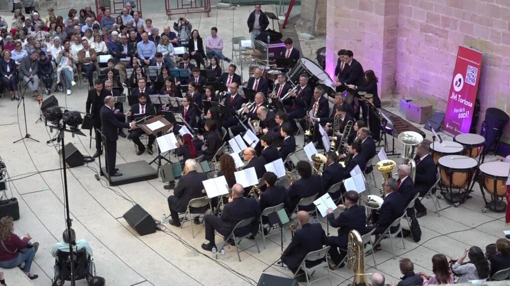 Rubén Simeó i la Banda Municipal de Tortosa protagonitzen un concert d’alt nivell al Cicle de Joventuts Musicals de Tortosa Concert de Rubén Simeó i la Banda Municipal de Tortosa a la plaça de l'Absis, Baix Ebre.