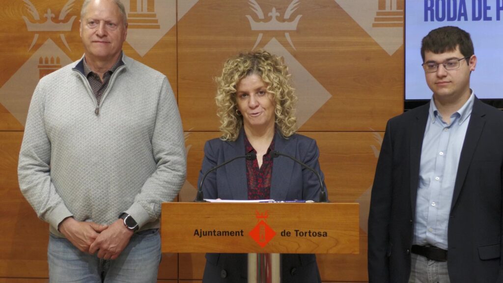 Roda de premsa de Meritxell Roigé de Junts per Tortosa a l'Ajuntament de Tortosa, Terres de l'Ebre.