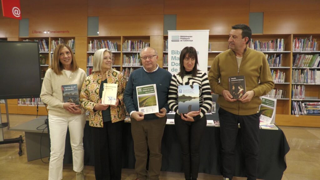 Autors i responsables d'Onada Edicions presentant les novetats editorials a la Biblioteca de Tortosa, Baix Ebre.