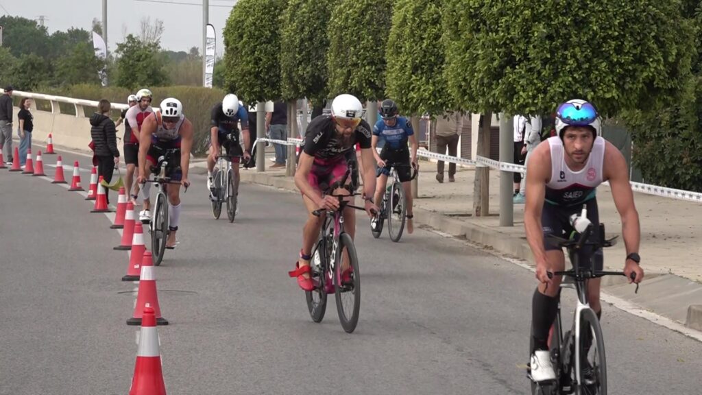 Ciclistes participant en el triatló de Deltebre al Baix Ebre