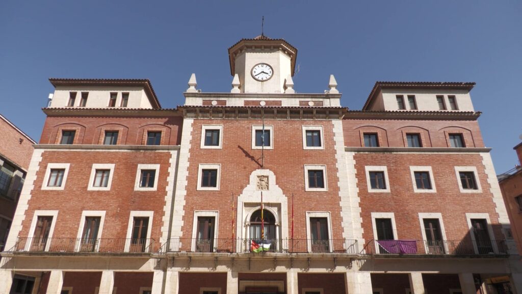 Façana de l'ajuntament de Tortosa a la plaça de l'Ajuntament, Baix Ebre.