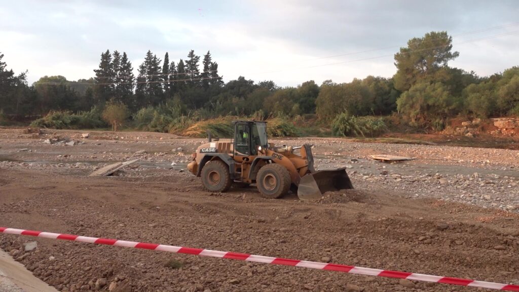 Maquinària pesant treballant en la neteja de graves i sediments a la llera d'un barranc a les Terres de l'Ebre.