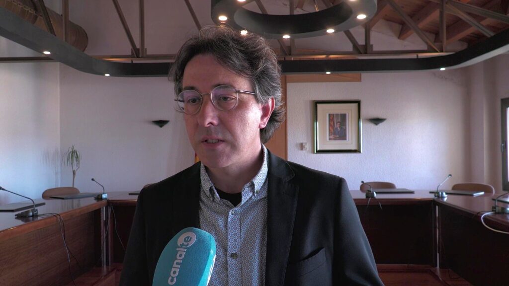 Flix veu una oportunitat en l’OPA de Bondalti sobre Ercros per reactivar el polígon químic Francesc Barbero, alcalde de Flix, durant una entrevista a la sala de plens de l'ajuntament a la Ribera d'Ebre.
