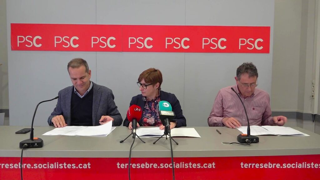 Manel de la Vega, Lídia Ferré i Joaquim Paladella en roda de premsa del PSC a Tortosa, Terres de l'Ebre.