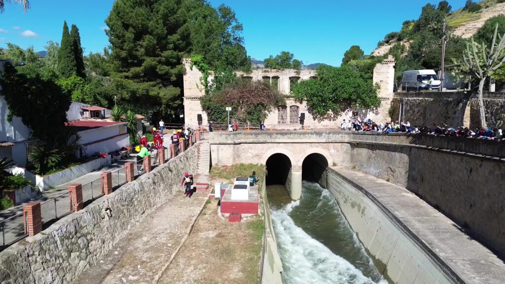 Alumnes i autoritats a la Festa de la Soltada de l'Aigua al canal de l'Esquerra a Tivenys, Baix Ebre.