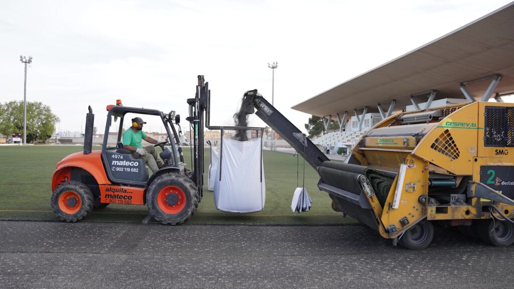 Maquinària treballant en la retirada de la gespa antiga al Camp Nou de Deltebre, Baix Ebre.
