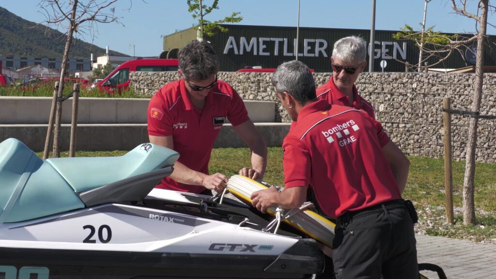 Bombers del GRAE de les Terres de l'Ebre revisant material de rescat aquàtic en una moto d'aigua a Amposta.