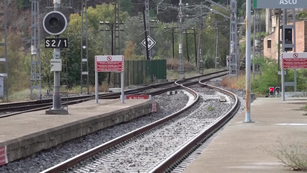 La Ribera d’Ebre lamenta l’oblit de l’R15 que seguix amb el servei interromput i reclama més informació i transparència a Adif Vies del tren a l'estació d'Ascó, a la comarca de la Ribera d'Ebre, en un tram de la línia R15.