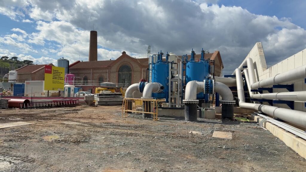 Obres de modernització de l'Estació de Tractament d'Aigua Potable del Besòs en un entorn industrial.