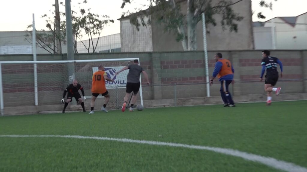 Jugadors de la UE Campredó i l'Agrupació Barça Jugadors durant un partit de veterans al municipi de Campredó, Baix Ebre.