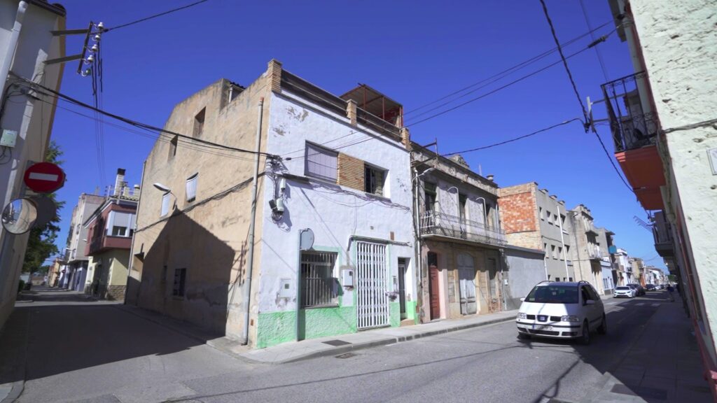 Els Mossos localitzen mil plantes de marihuana en una casa de Santa Bàrbara Façana de la casa al carrer de Santa Bàrbara on els Mossos d'Esquadra han localitzat la plantació de marihuana.